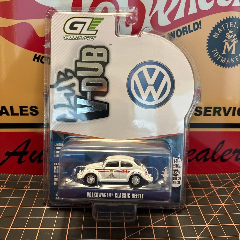 Green light Volkswagen Classic Beetle Die-Cast Car - White